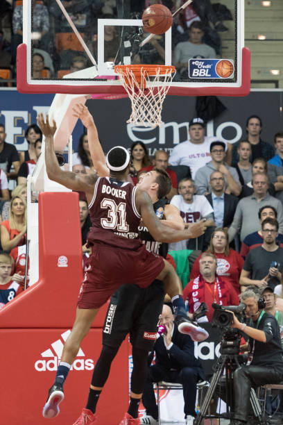 中场球员在 中场球员在